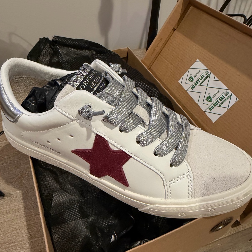 Vintage Havana Grande woman’s White Sneakers with Burgundy Star and Silver Trim